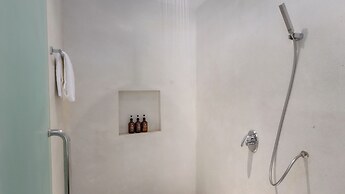 Shintana Saya La Maison