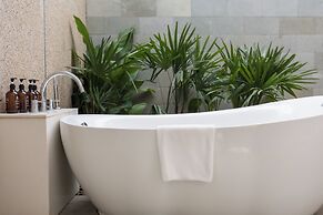 Shintana Saya La Maison