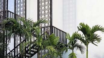 Shintana Saya La Maison