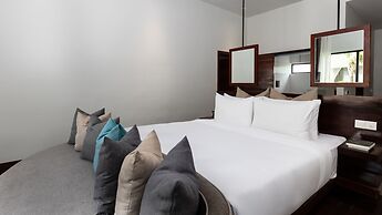 Shintana Saya La Maison