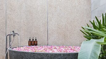 Shintana Saya La Maison