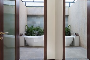 Shintana Saya La Maison