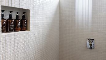 Shintana Saya La Maison