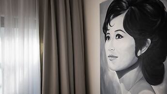 Shintana Saya La Maison