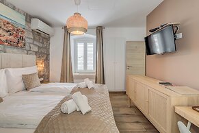 InMotion Luxury Rooms