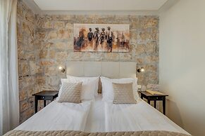 InMotion Luxury Rooms