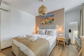 InMotion Luxury Rooms