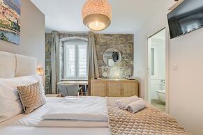 InMotion Luxury Rooms