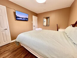 Renovated Rooms 10-min to Finch Subway Near Yonge St