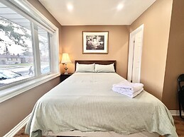 Renovated Rooms 10-min to Finch Subway Near Yonge St