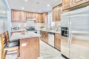 Renovated Rooms 10-min to Finch Subway Near Yonge St