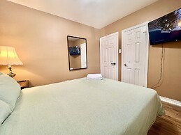 Renovated Rooms 10-min to Finch Subway Near Yonge St