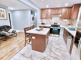 Renovated Rooms 10-min to Finch Subway Near Yonge St