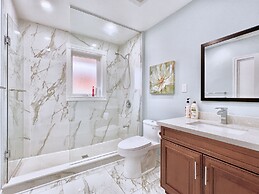 Renovated Rooms 10-min to Finch Subway Near Yonge St