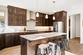 Desert Solitaire #101 6 Bedroom Townhouse