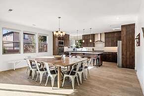 Desert Solitaire #101 6 Bedroom Townhouse