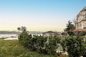 Flat With Panoramic Bosphorus View in Cihangir