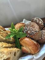 Bassa Maina Villas & Suites