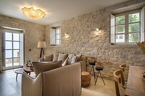 Bassa Maina Villas & Suites