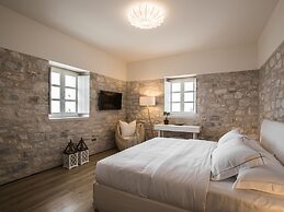 Bassa Maina Villas & Suites