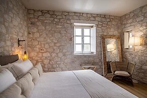 Bassa Maina Villas & Suites