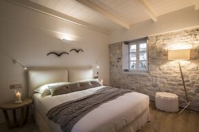 Bassa Maina Villas & Suites