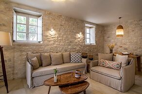 Bassa Maina Villas & Suites