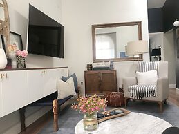 Peaceful modern and close to everything