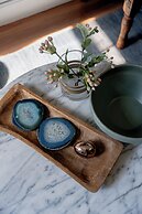 Peaceful modern and close to everything