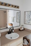 Peaceful modern and close to everything