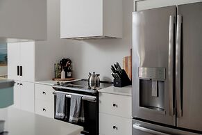 Quiet Convenient and Modern Haven