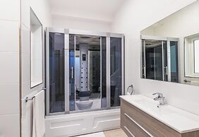 Seafront Penthouse Triplex- Roof Terrace & Hot Tub