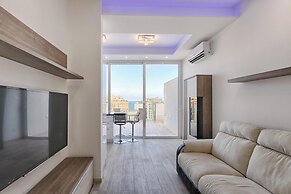 Seafront Penthouse Triplex- Roof Terrace & Hot Tub
