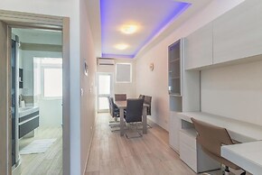 Seafront Penthouse Triplex- Roof Terrace & Hot Tub