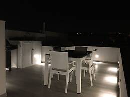 Seafront Penthouse Triplex- Roof Terrace & Hot Tub