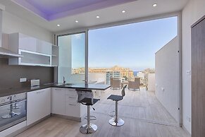 Seafront Penthouse Triplex- Roof Terrace & Hot Tub