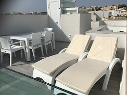 Seafront Penthouse Triplex- Roof Terrace & Hot Tub