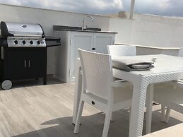 Seafront Penthouse Triplex- Roof Terrace & Hot Tub