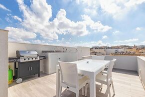 Seafront Penthouse Triplex- Roof Terrace & Hot Tub