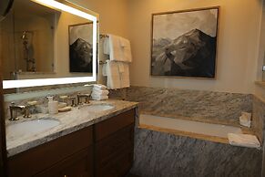 Luxury Three Bedroom Suite With Mountain Views and Three Hot Tubs 3 Ap