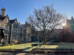 Gated Stunning Period Studio in Vibrant Bristol