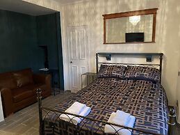 Gated Stunning Period Studio in Vibrant Bristol