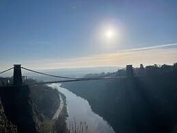 Gated Stunning Period Studio in Vibrant Bristol