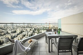 High end 2 BR w panoramic City view