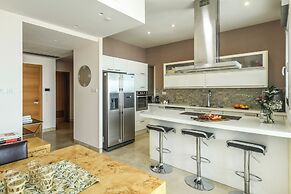 High end 2 BR w panoramic City view