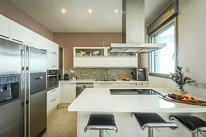 High end 2 BR w panoramic City view