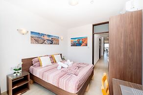 Sea Bliss Penthouse with two terraces enjoying side seaviews by Gatewa