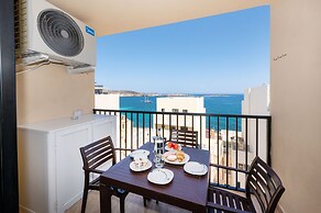 Sea Bliss Penthouse with two terraces enjoying side seaviews by Gatewa