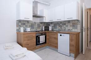 WaterFront City Apartments by UrbanRent