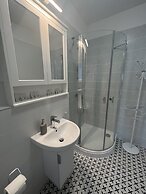 WaterFront City Apartments by UrbanRent